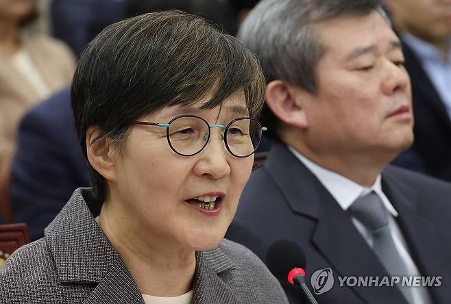 답변하는 권태선 방문진 이사장 (서울=연합뉴스) 신준희 기자 = 방송문화진흥회 권태선 이사장이 14일 국회에서 열린 과학기술정보방송통신위원회 국정감사에서 의원 질의에 답변하고 있다. 2024.10.14 hama@yna.co.kr