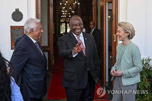 케이프타운에서 만난 남아공 대통령과 EU 지도부 [AFP=연합뉴스]
