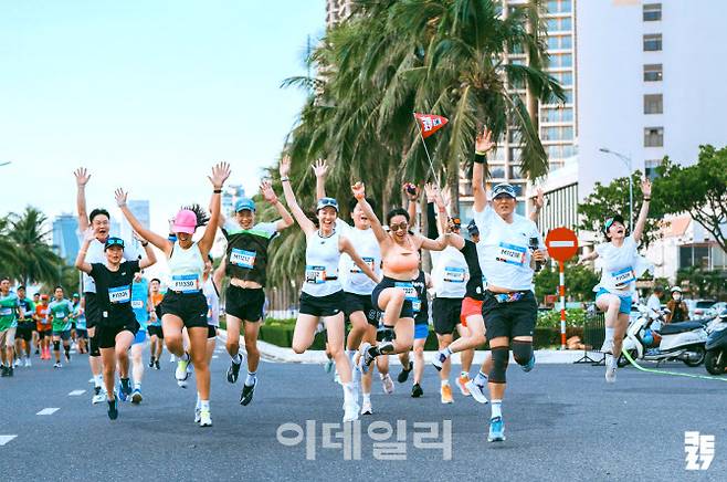베트남 다낭 ‘마누라이프 다낭 국제 마라톤’에서 달리고 있는 참가자들 (사진=클투)