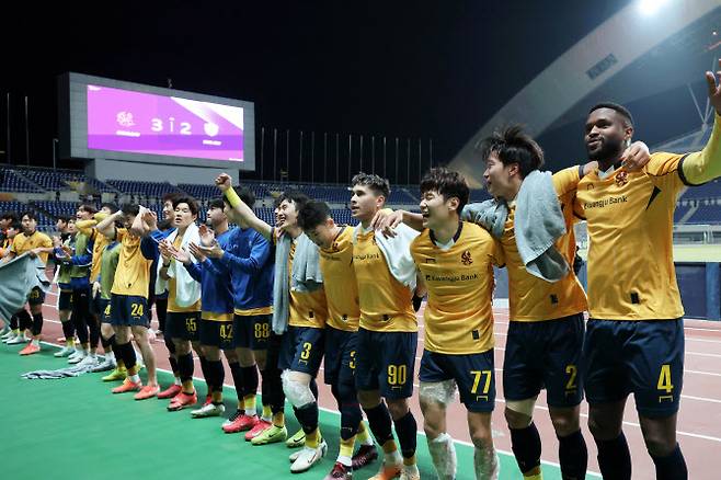 12일 광주월드컵경기장에서 열린 아시아축구연맹(AFC) 챔피언스리그엘리트(ACLE) 광주FC와 비셀 고베의 16강 2차전. 아사니의 연장 후반전 골로 1, 2차전 합계 3-2 승리로 8강에 오른 광주 선수들이 기뻐하고 있다. 사진=연합뉴스