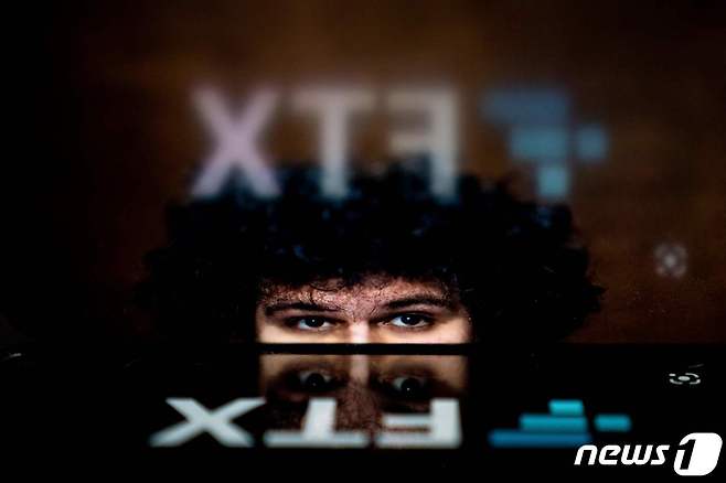 초대형 가상자산 거래소 FTX의 최고경영자 (CEO) 샘 뱅크먼 프리드와 FTX의 로고다. ⓒ AFP=뉴스1 ⓒ News1 임세원 기자