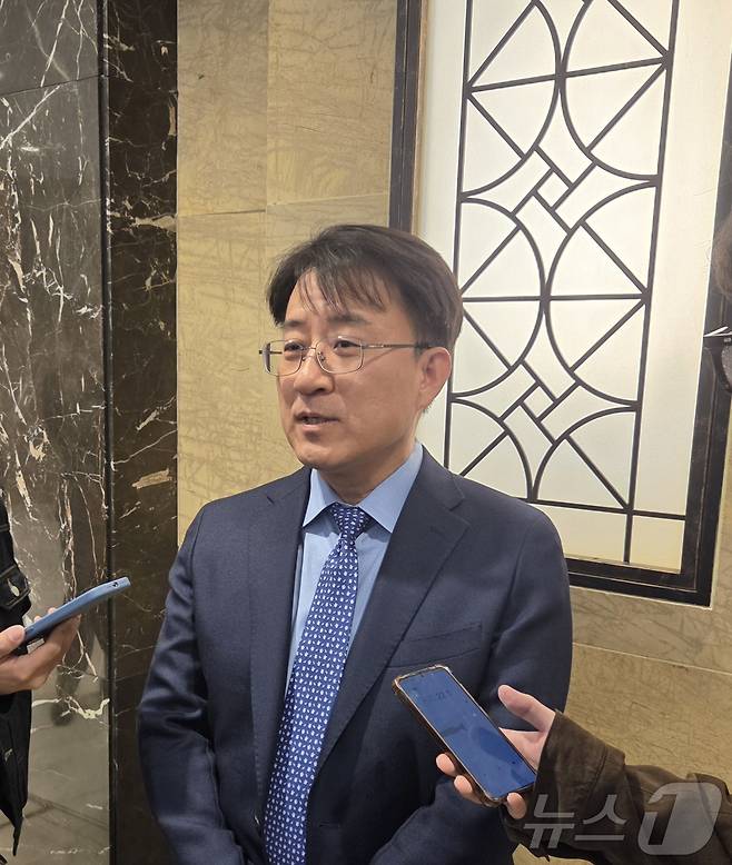 이청 한국디스플레이산업협회 신임 협회장(삼성디스플레이 대표이사 사장)이 14일 한국디스플레이산업협회/연구조합 이사회·정기총회 전 기자들과 만나 질문에 답변하고 있다. 2025.3.14/뉴스1 ⓒ News1 박주평 기자