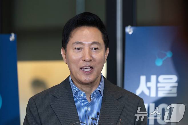 오세훈 서울시장이 12일 오후 서울 강서구 서울창업허브M+에서 열린 '서울 바이오 혁신 포럼'을 마치고 백브리핑하고 있다. 2025.3.12/뉴스1 ⓒ News1 이승배 기자