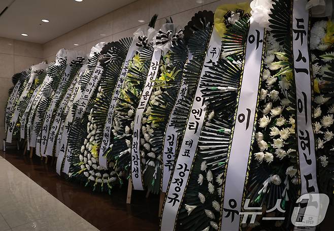 갑작스럽게 세상을 떠난 故 휘성의 빈소가 14일 서울 강남구 삼성서울병원 장례식장에 마련됐다. 빈소 앞에는 고인을 애도하는 동료들의 조화로 가득하다. 휘성은 지난 10일 서울 광진구의 한 아파트에서 심정지 상태로 발견돼 사망 판정을 받았다. 향년 43세. 발인은 16일, 장지는 광릉추모공원이다. 2025.3.14/뉴스1 ⓒ News1 사진공동취재단