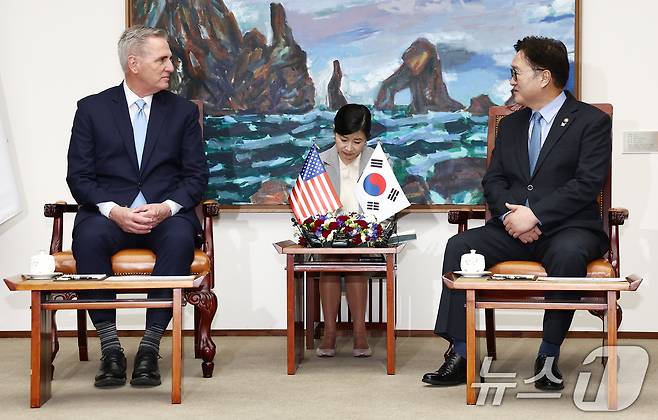 우원식 국회의장이 14일 오전 서울 여의도 국회 의장접견실에서 케빈 매카시 미국 전 하원의장을 접견하고 있다. 2025.3.14/뉴스1 ⓒ News1 김민지 기자