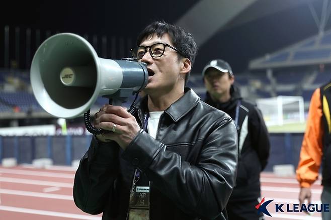 광주FC 이정효 감독이 12일 광주월드컵경기장에서 열린 빗셀 고베와의 챔피언스리그 엘리트 경기에서 승리한 뒤 팬을 향해 발언하고 있다. 제공 | 한국프로축구연맹