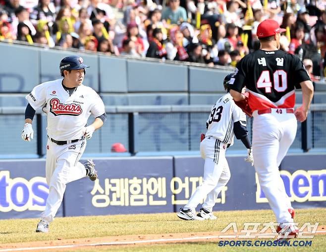 14일 잠실야구장에서 열린 KIA와 두산의 시범경기,4회말 무사 1,2루 두산 강승호의 2타점 3루타때 2루주자 양의지가 홈으로 파고들고 있다. 잠실=허상욱 기자 wook@sportschosun.com/2025.03.14/