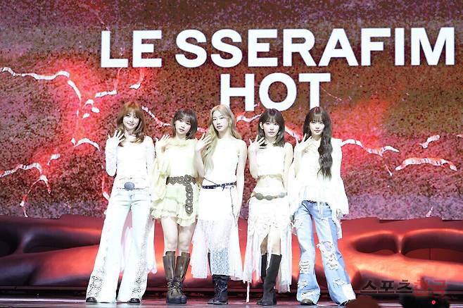 다섯 번째 미니 앨범 '핫(HOT)' 미디어 쇼케이스에 참석한 그룹 르세라핌(LE SSERAFIM). 25.3.14 ⓒ이혜영 기자 lhy@hankooki.com