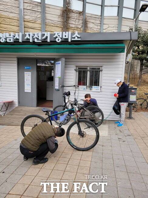 성남시 분당구 야턉동 만나교회 뒤 탄천 공터에 마련된 자전거 정비소 /성남시
