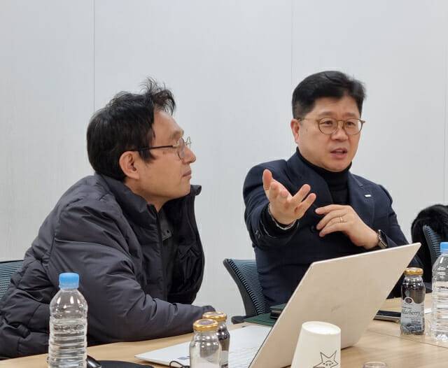 방은주 지디넷코리아 전문기자, 지용구 더존비즈온 부사장 (왼쪽부터, 사진=조이환 기자)