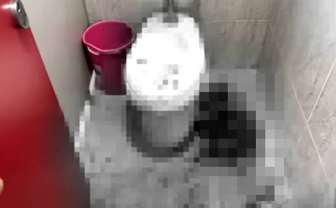 현역 군인 신분 가해자의 범행이 이뤄진 화장실. /JTBC