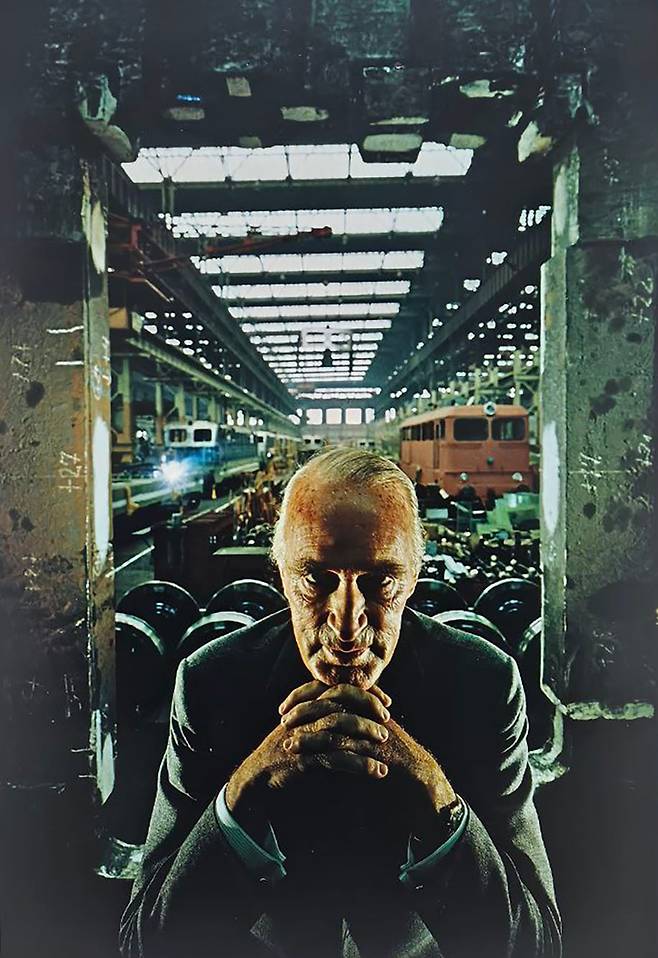 아놀드 뉴먼이 1963년 뉴스위크지에 의뢰를 받아 촬영한 독일 사업가 알프레드 크루프. 제 2차 세계대전 당시 아우슈비츠 수감자들에게 강제노동을 시켜 돈을 번 크루프를 유태계인 뉴먼은 일부러 어두운 조명을 통해 얼굴에 그림자가 강조되도록 촬영했다.