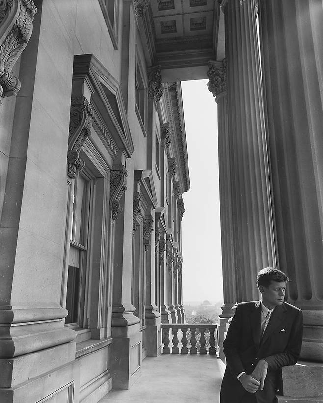 1953년 백악관 앞에서 아놀드 뉴먼이 촬영한 존 F. 케네디 대통령.