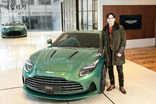 브리타니아오토 앰버서더 이진욱이 애스턴마틴 DB12 모델과 기념촬영을 하는 모습
