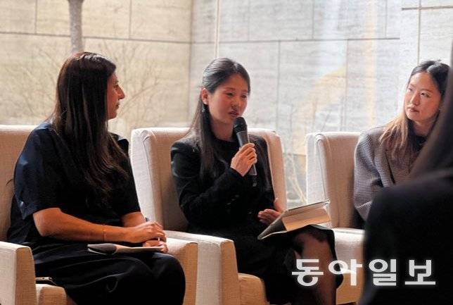 12일(현지 시간) 미국 뉴욕 맨해튼 주유엔 한국대표부에서 탈북 여성 장은숙 씨(가운데)가 북한 여성의 인권 실상을 증언하고 있다. 뉴욕=임우선 특파원 imsun@donga.com