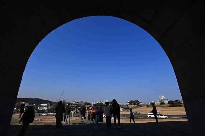 황사와 미세먼지가 물러가고 맑은날씨를 보인 14일 경기도 수원시 팔달구 창룡문 위로 파란 하늘이 드러나고 있다. 2025.03.14. [수원=뉴시스]