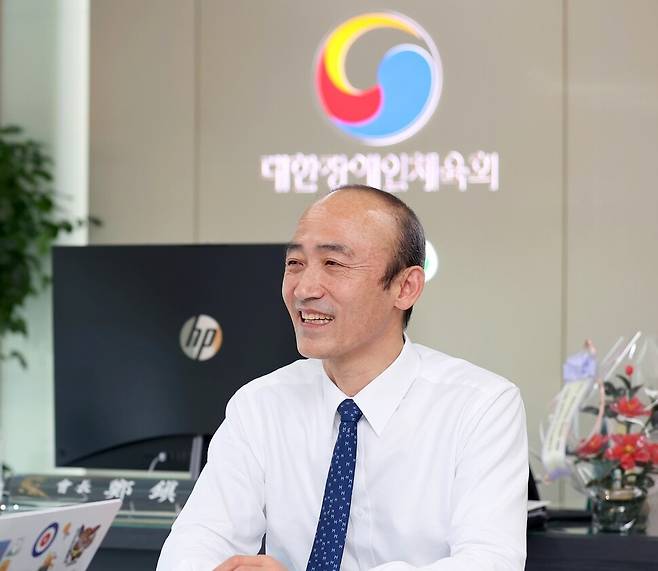 대한장애인체육회 정진완 회장이 7일 서울 송파구 올림픽회관에서 한겨레와 만나 인터뷰 하고 있다. 대한장애인체육회 제공