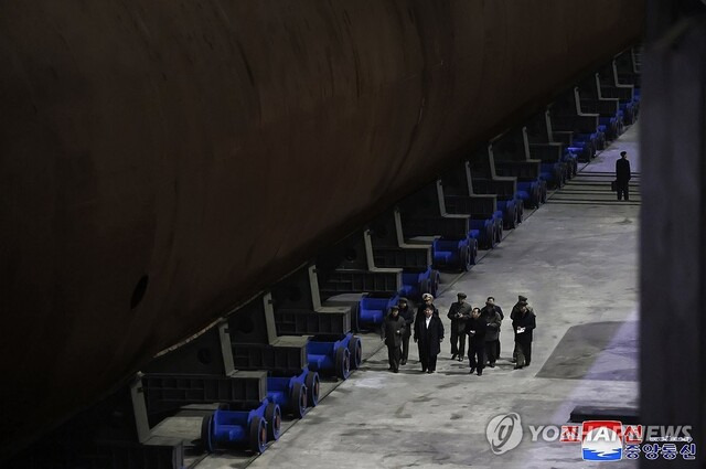김정은 조선노동당 총비서 겸 국무위원장이 “당 8차 대회 결정에 따라 추진되는 핵동력전략유도탄잠수함 건조 실태”를 현지에서 살폈다고 지난 8일 노동신문이 보도했다. 보도된 잠수함 건조 현장 사진엔, 잠수함 전체 모습은 감춰진 채 밑동만 보인다. 조선중앙통신 연합뉴스