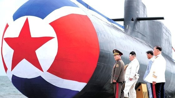 지난 2023년 9월8일 조선중앙통신은 수중에서 핵 공격이 가능한 전술핵공격잠수함인 ‘김군옥영웅함’을 건조했다고 밝히고 그해 9월6일 열린 진수식에는 김정은 조선노동당 총비서 겸 국무위원장 등이 참석했다고 보도했다. 조선중앙통신 연합뉴스