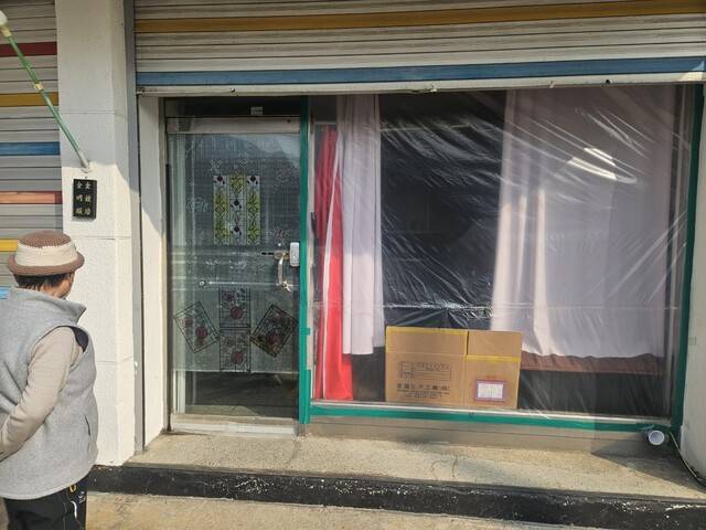 2025년 3월10일 노곡리 주민 김명순씨가 자신의 집을 쳐다보며 이야기하고 있다. 1층 유리가 깨진 곳에 비닐을 덧대어 붙여놨다. 류석우 기자