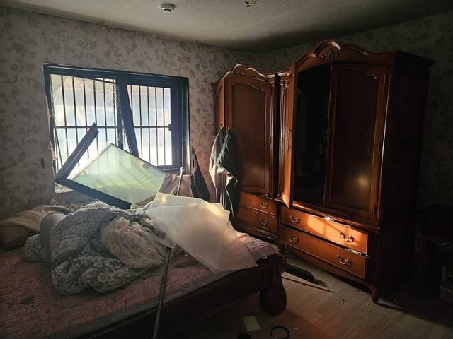 2025년 3월10일 경기 포천시 이동면 노곡리에 있는 박아무개씨의 집 안방 모습. 박씨는 폭탄이 떨어질 당시 이곳 침대에 누워 있었다. 류석우 기자