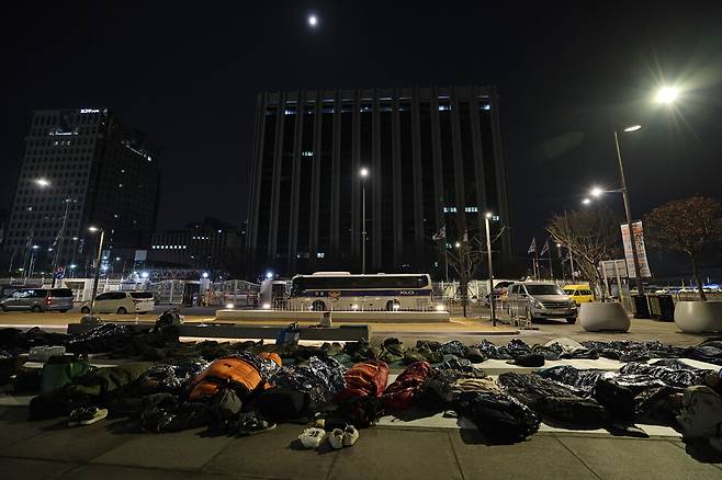 민주노총 조합원들이 서울 종로구 세종로 광화문광장에서 1박2일 노숙 농성을 하고 있다. 뒤쪽 건물은 정부서울청사.