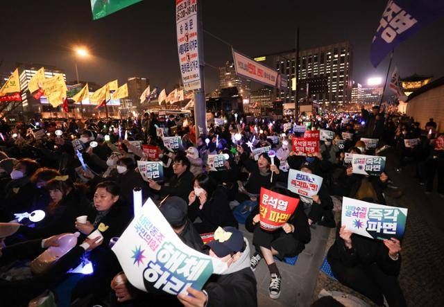 민주노총 조합원들이 11일 서울 종로구 경복궁 동십자각 앞에서 열린 비상결의대회 및 1박2일 농성투쟁에서 윤석열 대통령 구속취소 규탄과 탄핵을 촉구하는 구호를 외치고 있다. 뉴스1