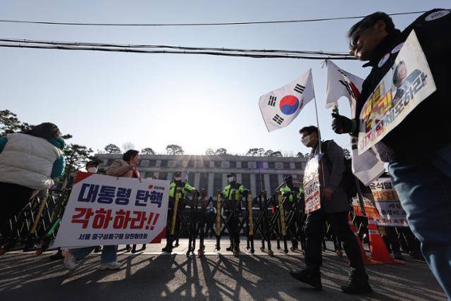 윤 대통령 석방에 힘입은 지지자들이 지난 11일 서울 재동 헌법재판소 앞에서 탄해 반대 시위를 벌이고 있다. 연합뉴스