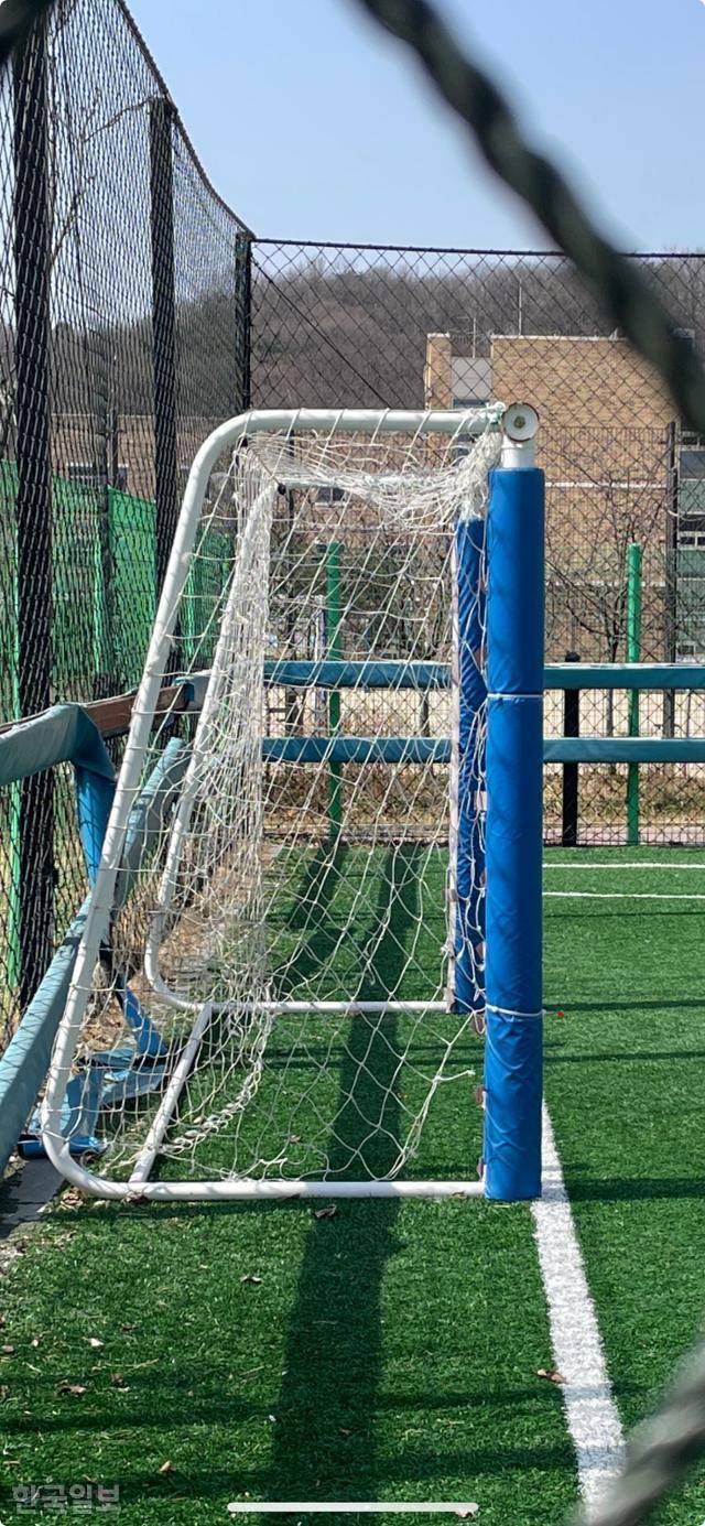 넘어진 골대 맞은편에 선 풋살골대. 바닥에 고정돼 있지 않고, 뒷부분에 모래주머니나 중량추가 없다. 세종=정민승 기자