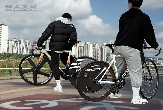 픽시 자전거는 구조 특성상 즉각적인 감속 및 제동이 어려워 위험성이 높다./그래픽=김민선