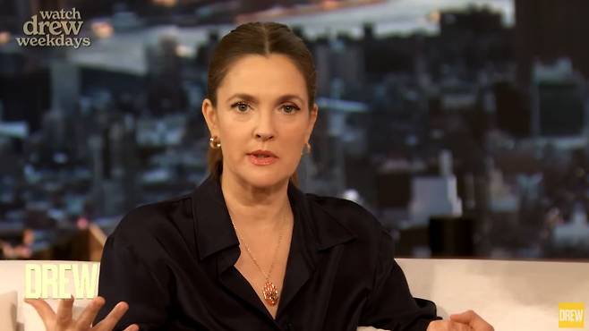 13일 방송된 ‘드류 베리모어 쇼(The Drew Barrymore Show)’에서 베리모어 모습./사진=유튜브 채널 ‘The Drew Barrymore Show’​