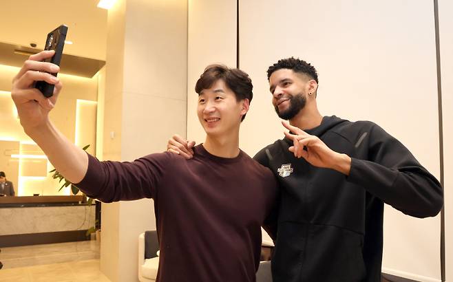 박철우와 레오가 인터뷰를 마치고 셀카를 찍고 있다. 레오는 자신의 휴대전화를 꺼내 한 번 더 셀카 촬용을 요청했다. 정시종 기자&nbsp;