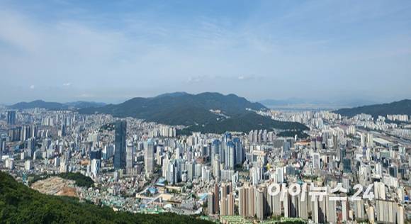 부산광역시 부산진구 황령산 봉수대에서 바라본 부산 시내 전경. [사진=이수현 기자]