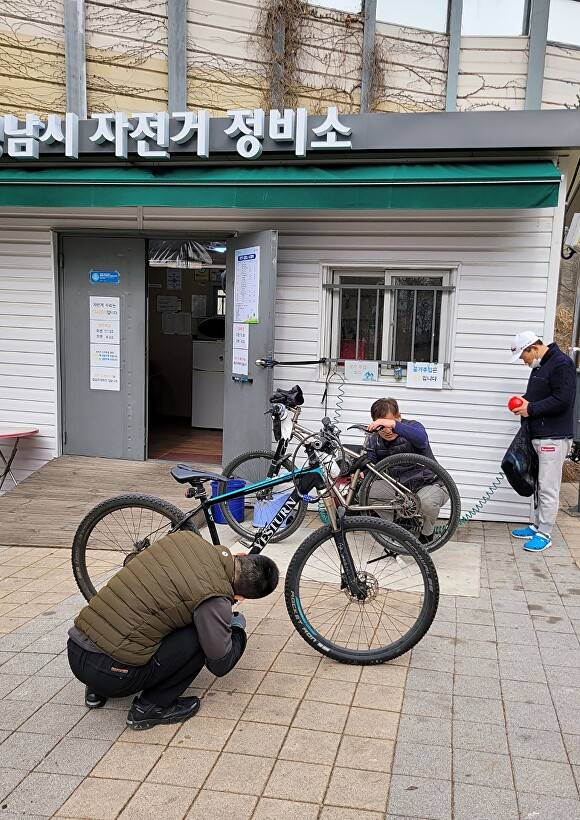 성남시 분당구 야턉동 만나교회 뒤 탄천 공터에 마련된 성남시 자전거 정비소에서 자전거를 정비하고 있다. [사진=성남시]