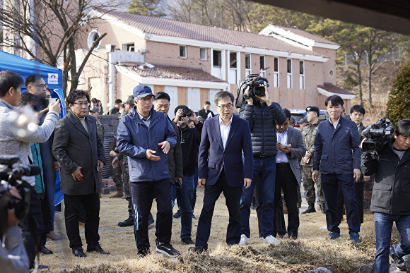 지난 13일 김동연 경기도지사가 포천시 전투기 오폭사고 현장을 다시 방문해 수습상황을 점검하고 있다. [사진=경기도]