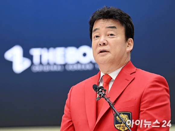 백종원 더본코리아 대표가 지난해 11월 6일 서울 영등포구 여의도동 KRX한국거래소 서울사무소에서 열린 상장식에서 소감을 전하고 있다. [사진=곽영래 기자]
