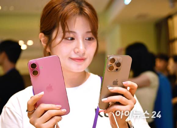 아이폰16을 살펴보는 소비자들.[사진=곽영래 기자]