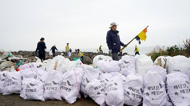 12일 실시한 '우리동네 클린올레' 환경 캠페인, 2025년 첫 연합 활동을 진행하고 있다. (제주올레 제공)