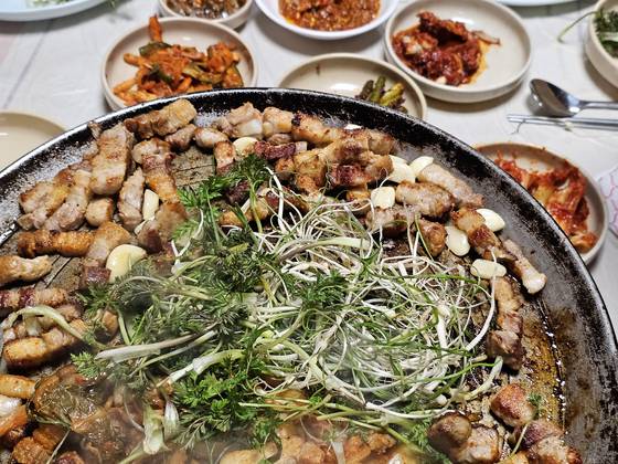 풍도랜드에서 먹은 삼겹살과 봄나물.