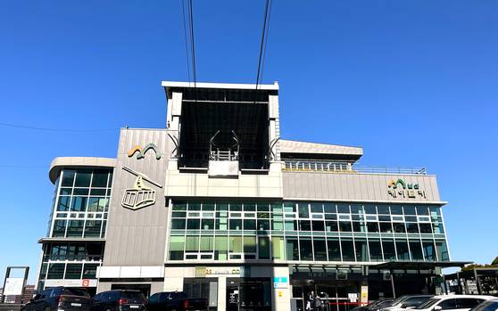 서울 중구 예장동에 위치한 남산 케이블카 승강장. 가족 기업인 한국삭도공업이 60년 이상 독점하고 있다. 문희철 기자