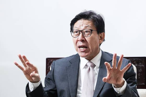 박형준 부산시장은 29일 아침 서울 강서구 김포공항에서 진행한 인터뷰에서 “개헌은 대한민국 미래를 위해 결단해야 하는 문제”라고 말했다. 김경록 기자