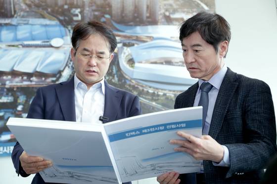 이동환 고양시장(왼쪽)이 킨텍스 제3전시장 건립사업 현황자료를 살펴보고 있다. 사진 고양시