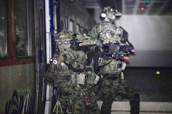 육군특수전사령부가 2025년 한·미 '자유의 방패(FS·Freedom Shield)' 연합연습의 일환으로 경기 광주시 특주전학교 훈련장 일대에서 '한 ·미연합 특수타격훈련'을 실시했다고 14일 밝혔다. 사진은 지난 13일 야간 특수타격 훈련 간 한·미연합 공중자산을 이용해 침투한 특수임무대원들이 대항군을 격멸하고 목표시설을 확보하고 있는 모습. 사진 육군
