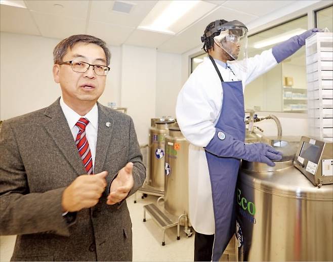 노문종 코오롱티슈진 대표가 지난 11일 미국 메릴랜드주 록빌에서 열린 특파원 간담회에서 골관절염 세포 유전자 치료제 ‘TG-C’(옛 한국 제품명 ‘인보사’) 연구 시설을 소개하고 있다.  /워싱턴 공동취재단