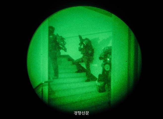 지난 13일 경기도 광주시 특수전학교에서 실시된 특수타격훈련에 참가한 특수임무대원들이 목표시설을 향해 기동하고 있다. 육군 제공