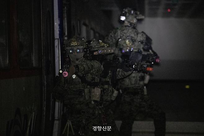 지난 13일 경기도 광주시 특수전학교에서 실시된 특수타격훈련에 참가한 특수임무대원들이 대항군을 격멸하고 목표시설을 확보하고 있다. 육군 제공