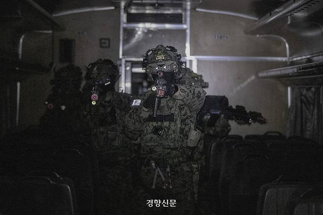 지난 13일 경기도 광주시 특수전학교에서 실시된 특수타격훈련에 참가한 특수임무대원들이 대항군을 격멸하고 목표시설을 확보하고 있다. 육군 제공