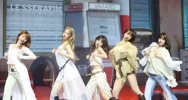 K-pop group Le Sserafim performs during a press conference on Friday at Yes 24 Live Hall in Gwangjin-gu, Seoul. (Newsis)