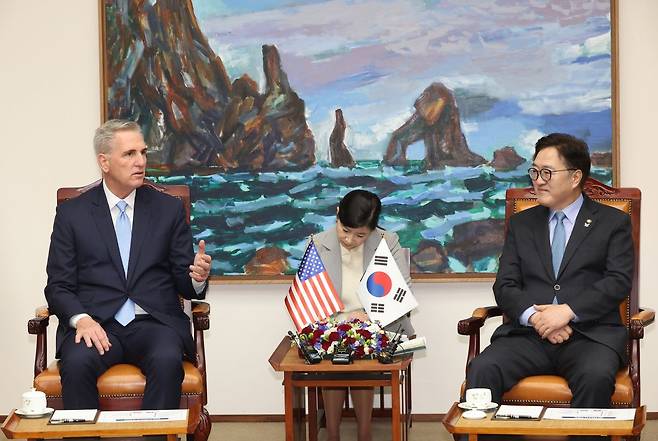 우원식 국회의장이 14일 서울 여의도 국회에서 케빈 매카시 전 미국 하원의장을 접견하고 있다. 연합뉴스