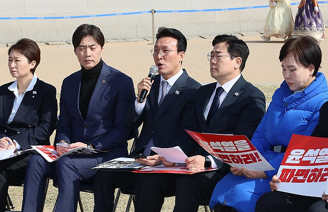 김민석 더불어민주당 최고위원이 14일 서울 광화문 인근에서 열린 현장 최고위원회의에서 발언하고 있다. / 사진 = 연합뉴스